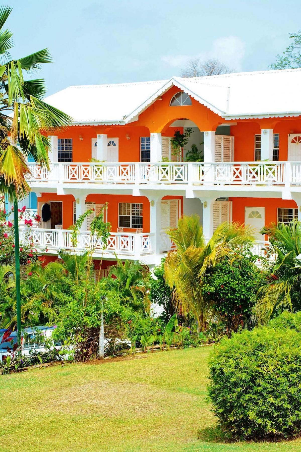 Beachcombers Hotel Saint Vincent Exterior photo